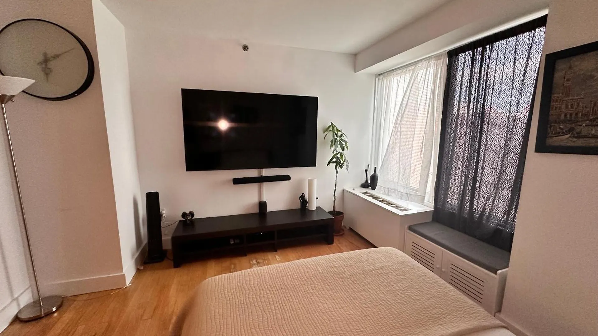 Modern Studio With Private Bathroom And Kitchen New York United States