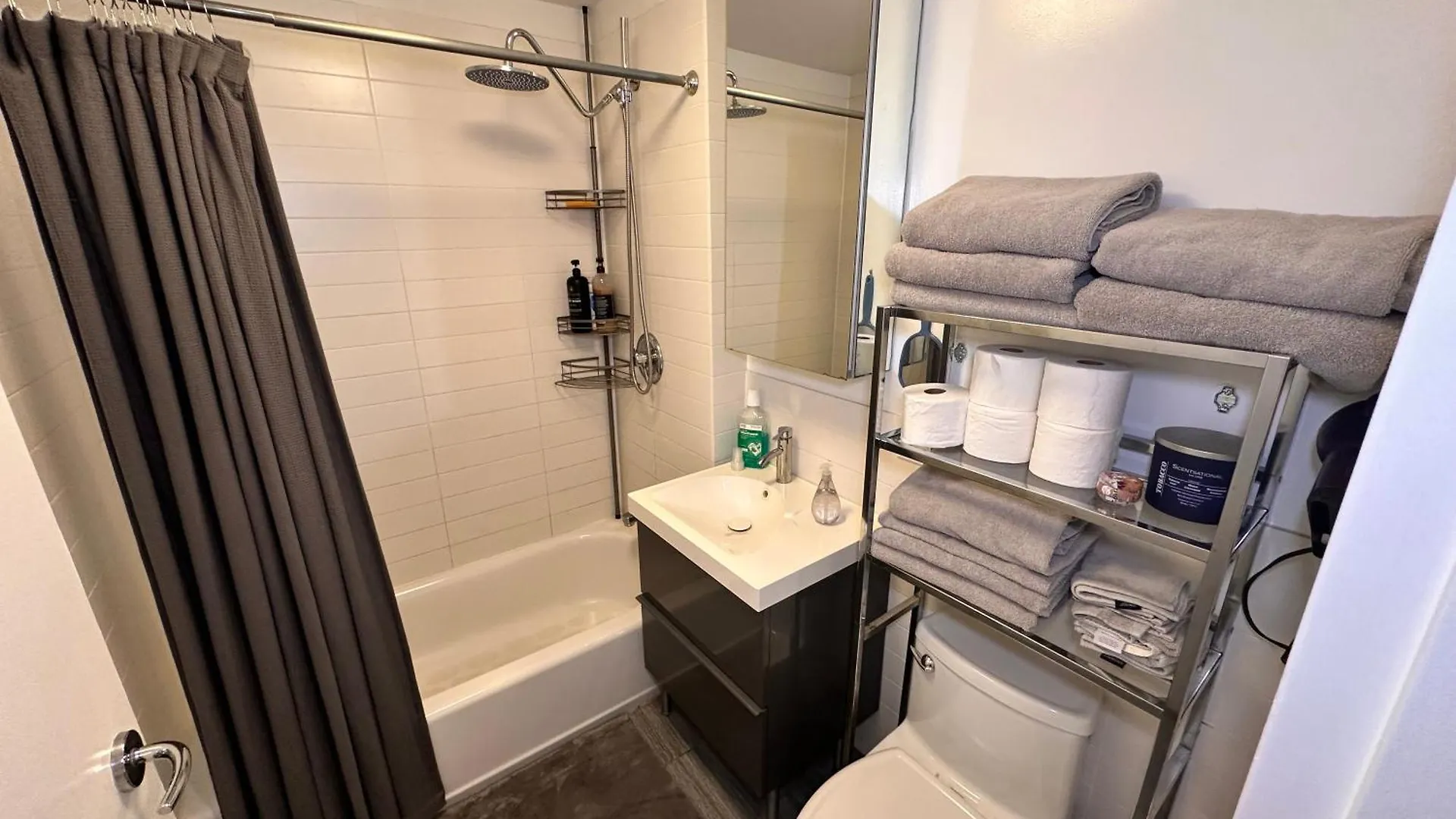 Modern Studio With Private Bathroom And Kitchen New York United States